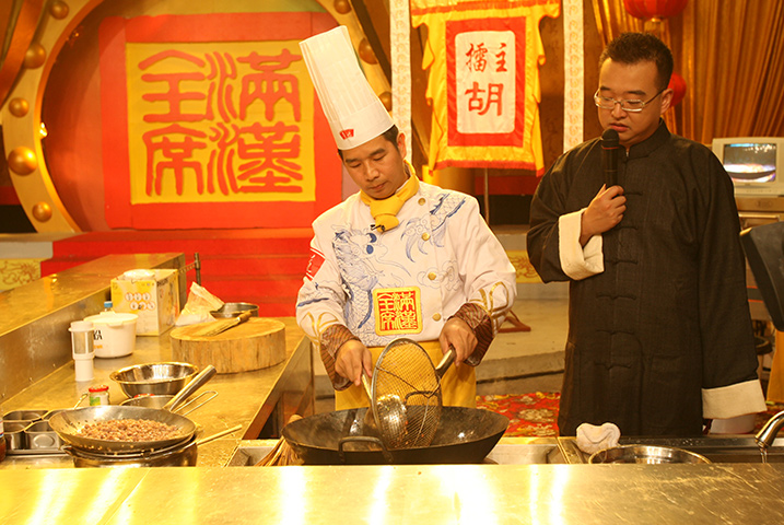荣誉集团胡满荣大师参加中央电视台《满汉全席》烹饪大赛现场