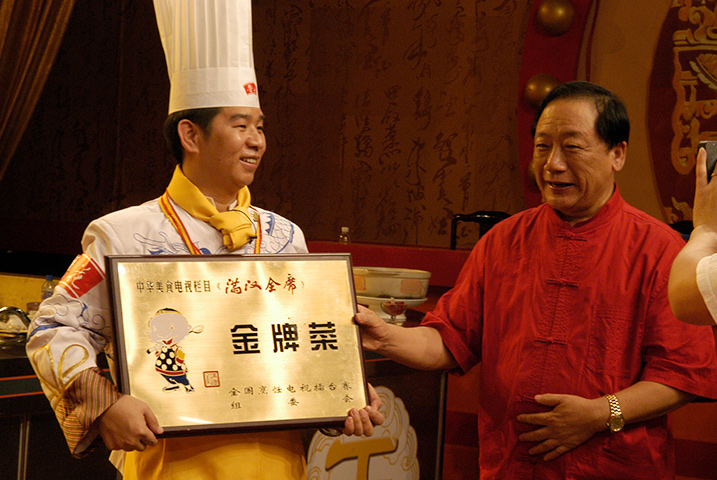 荣誉集团总裁胡海荣参加世界吉尼斯骰王争霸赛
