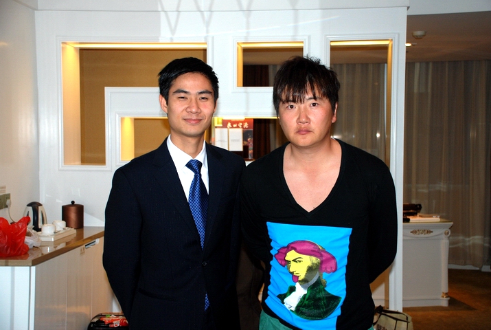 孙楠下榻晋江荣誉国际酒店 执行董事胡丞良与孙楠合影