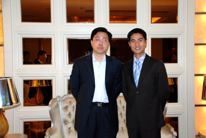 李光斗下榻晋江荣誉国际酒店 执行董事胡丞良与李光斗合影
