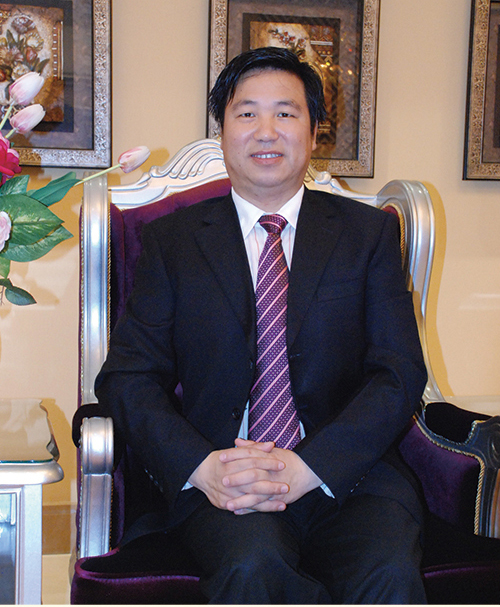 荣誉国际集团运营总裁--胡国荣