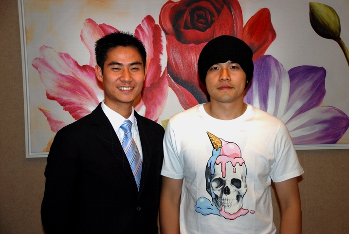 09年3月17日周杰伦泉州演唱会下榻晋江荣誉国际酒店 执行董事胡丞良与周杰伦合影